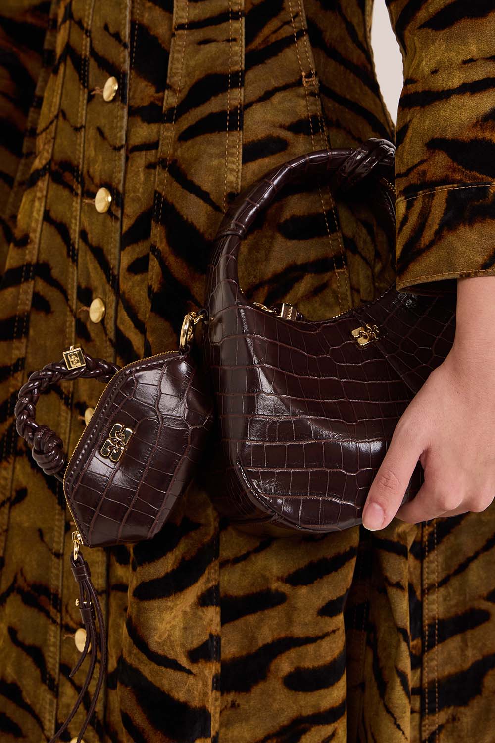 תמונת כל הלוק של תיק נאנו בו